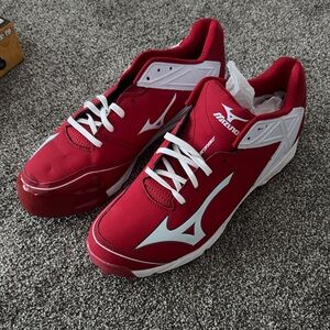 Mizuno Men's Red and White Baseball Cleats